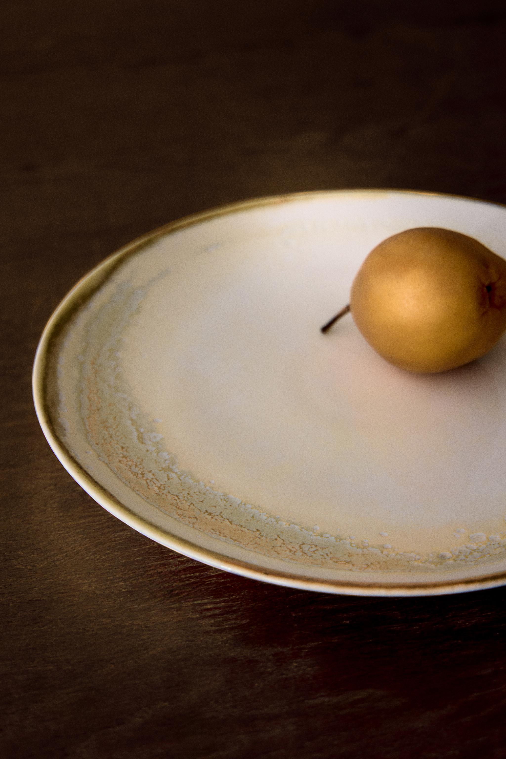 ROUND STONEWARE SERVING DISH
